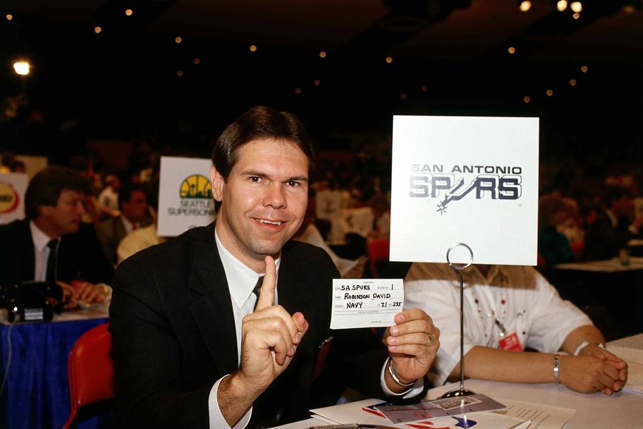 1987: San Antonio chiama David Robinson, come si legge sul bigliettino tenuto in mano dal rappresentante degli Spurs a New York